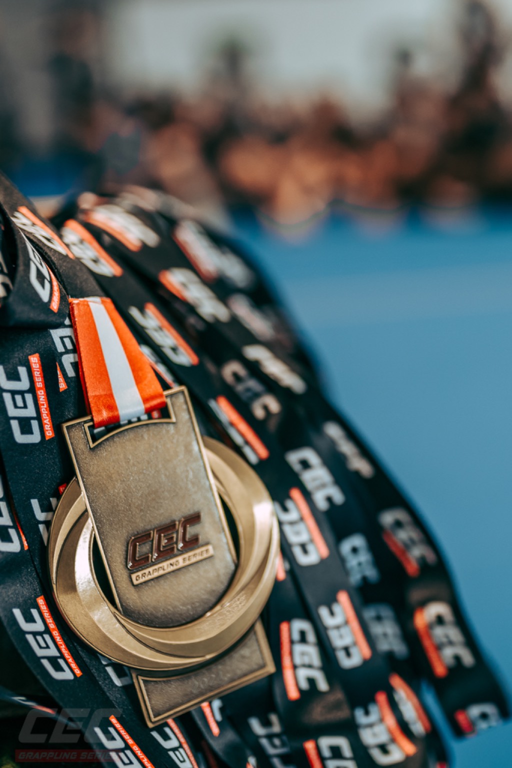 Nahaufnahme einer CEC-Medaille — die Wortmarke in die Fläche geprägt, an einem CEC-Band