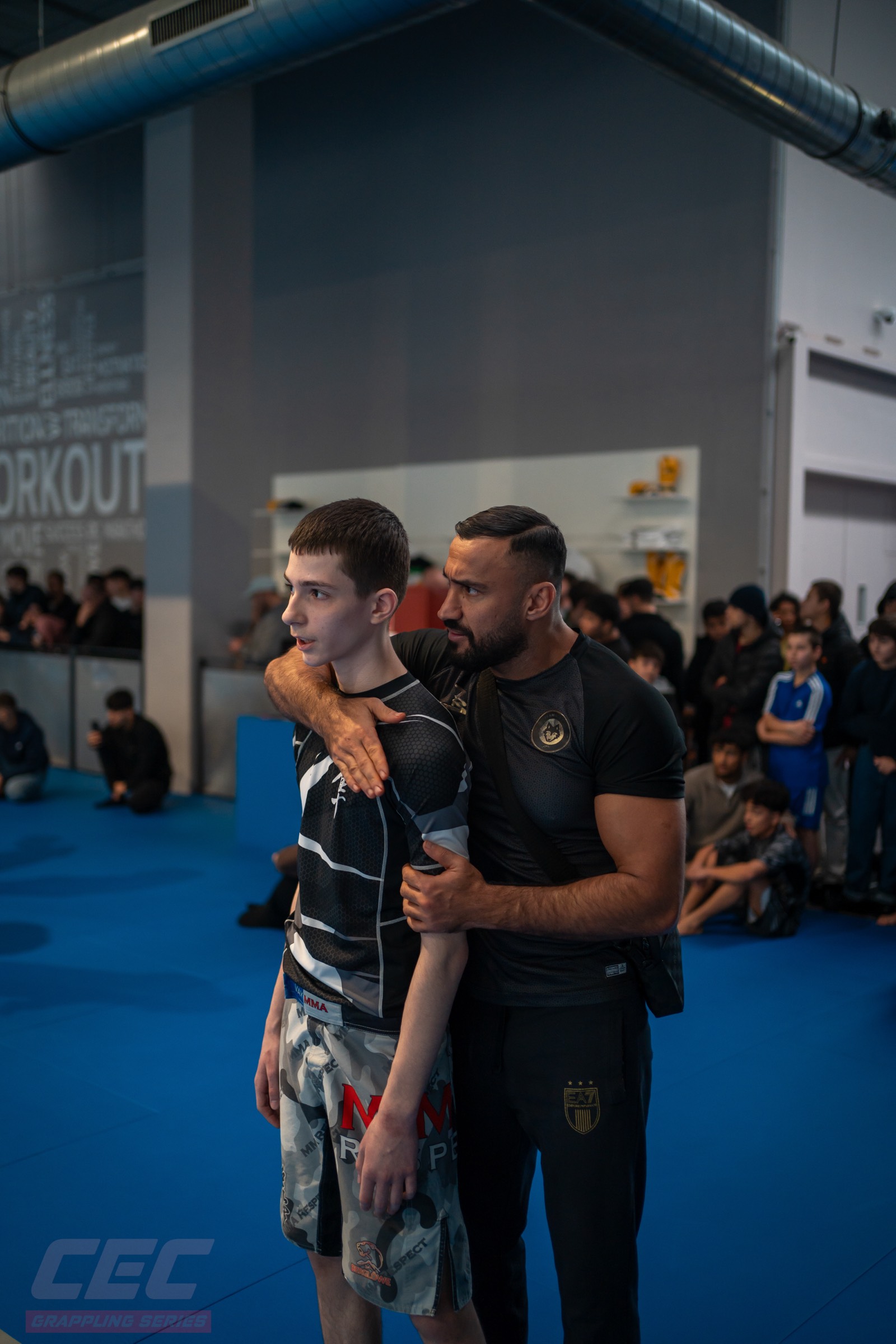 Ein Coach betreut seinen Athleten während eines Kampfes bei Grappling Series 2