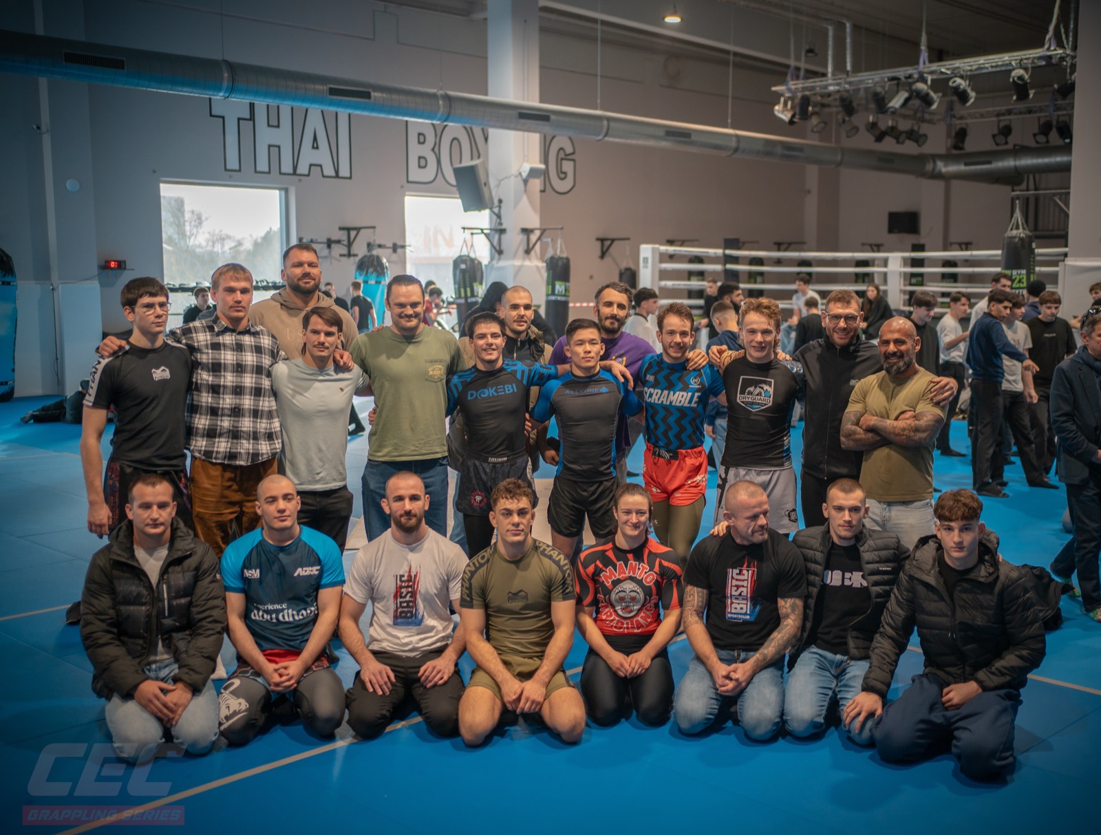 Teilnehmer und Coaches auf der Matte bei Grappling Series 2