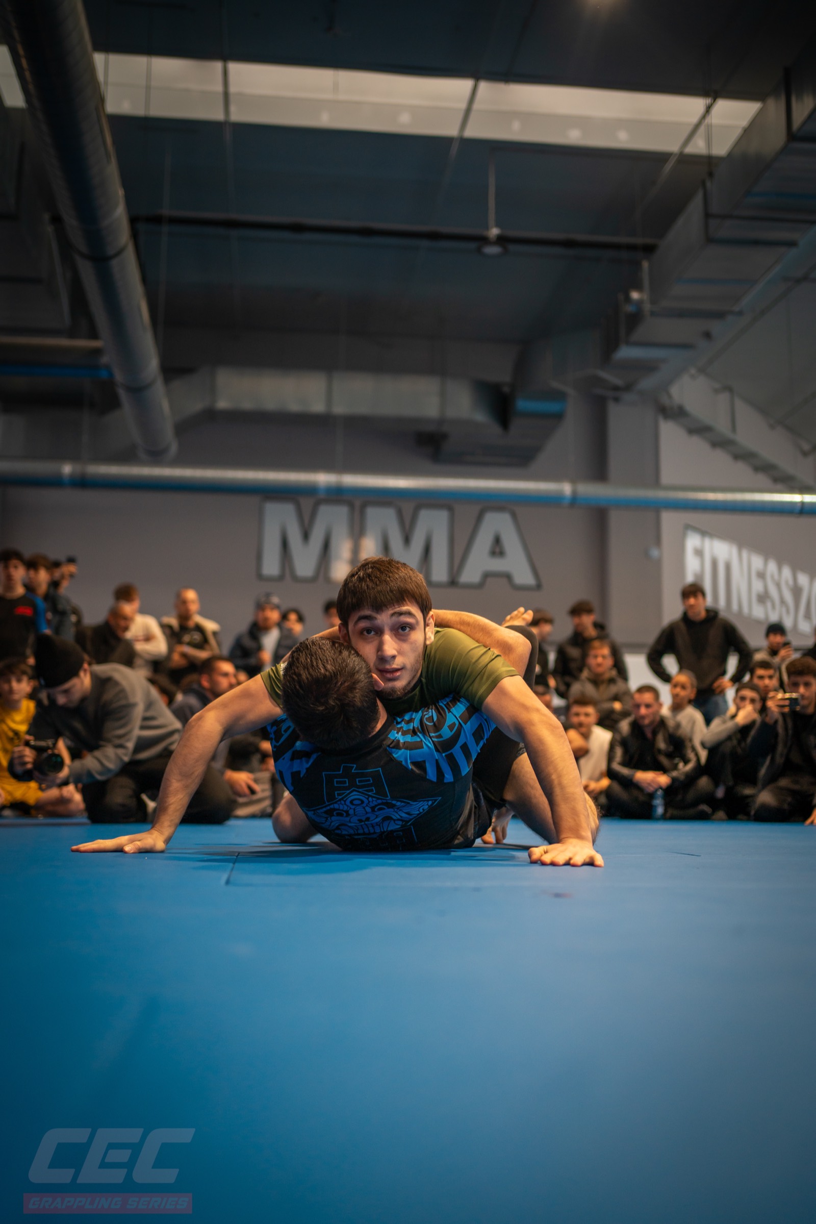 Ein Kampf bei Grappling Series 2 vor vollem Saal