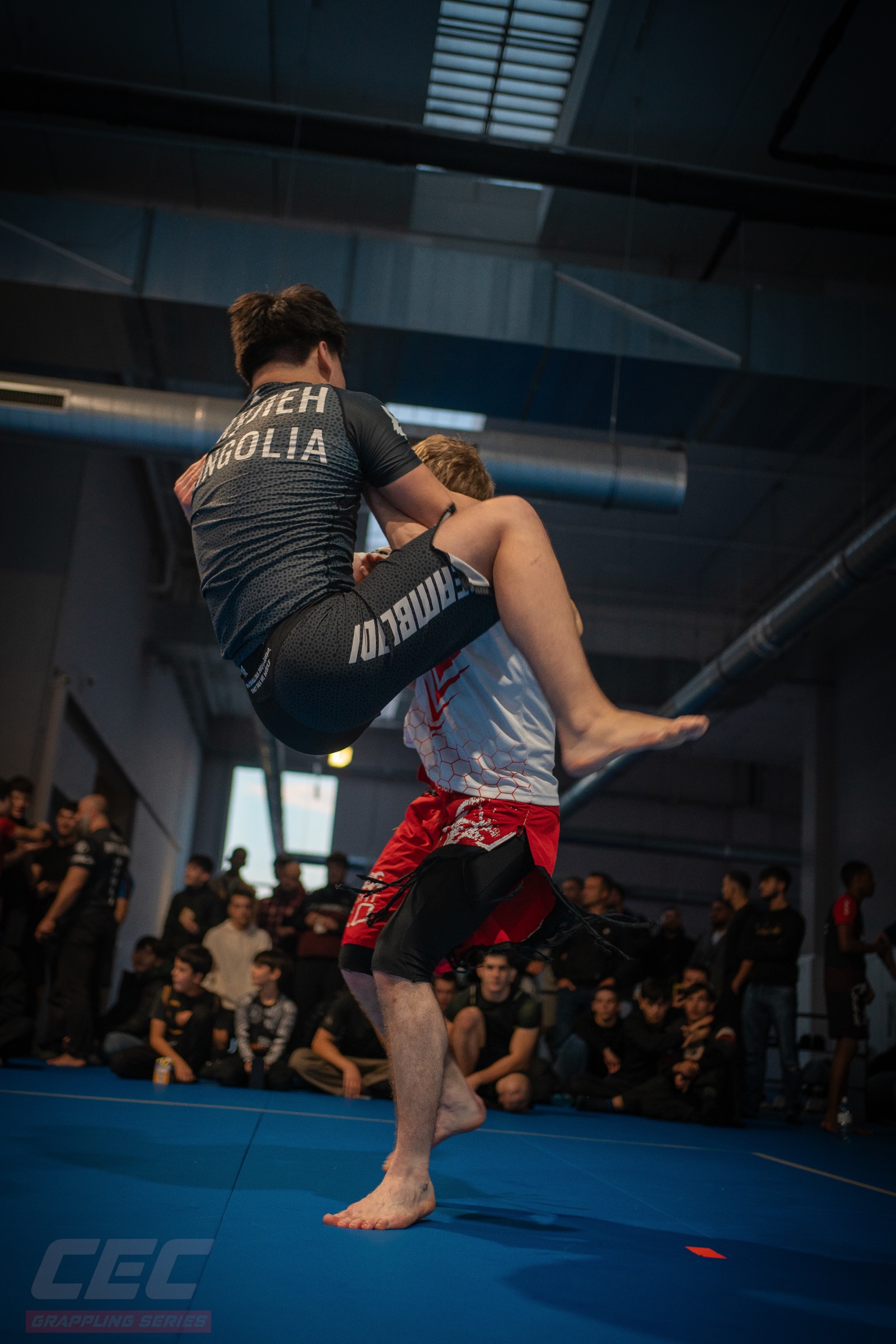 Ein No-Gi-Kampf bei Grappling Series 2, vor vollem Saal