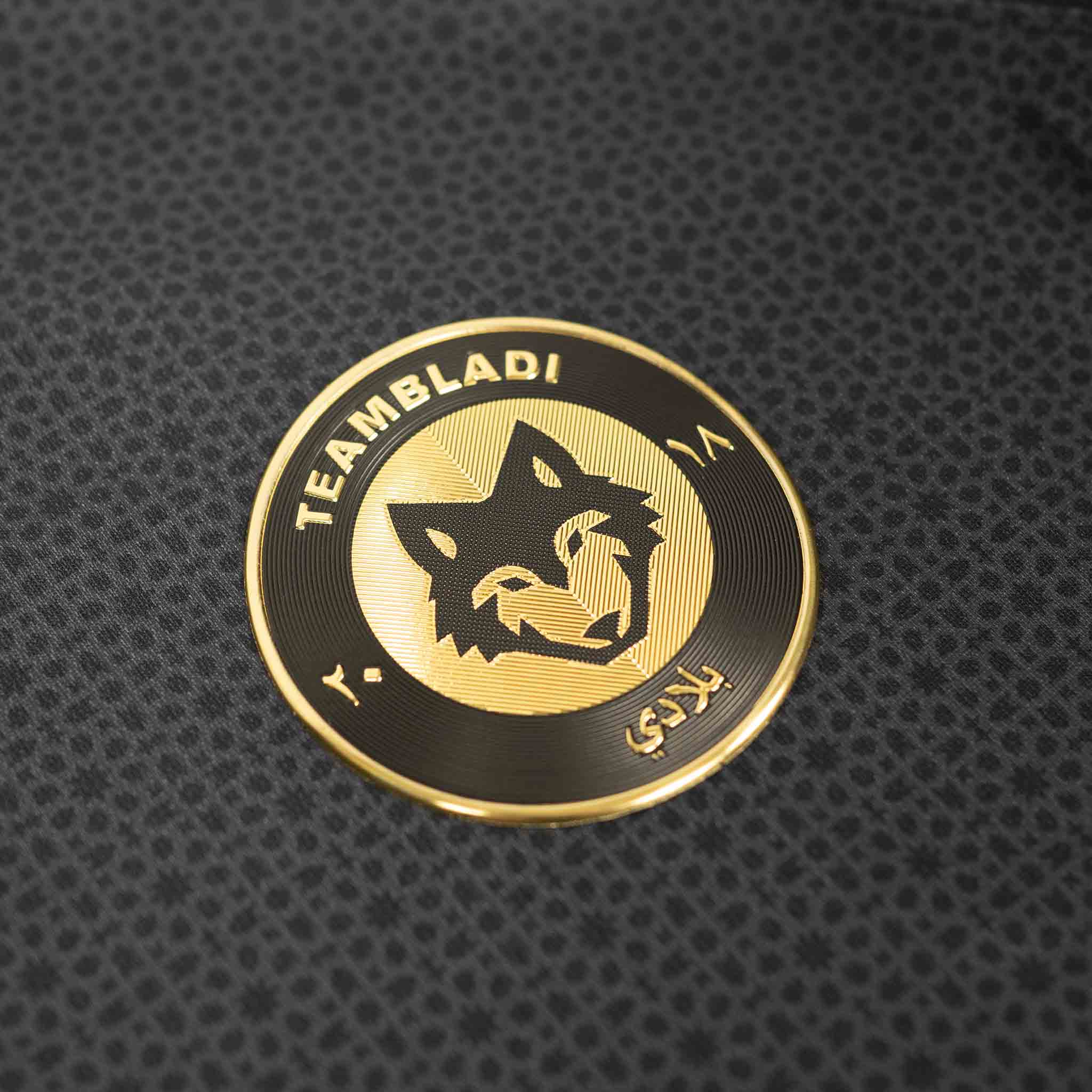 TEAMBLADI Equipe-Trikot — goldbesticktes Wolf-Logo-Patch im Detail