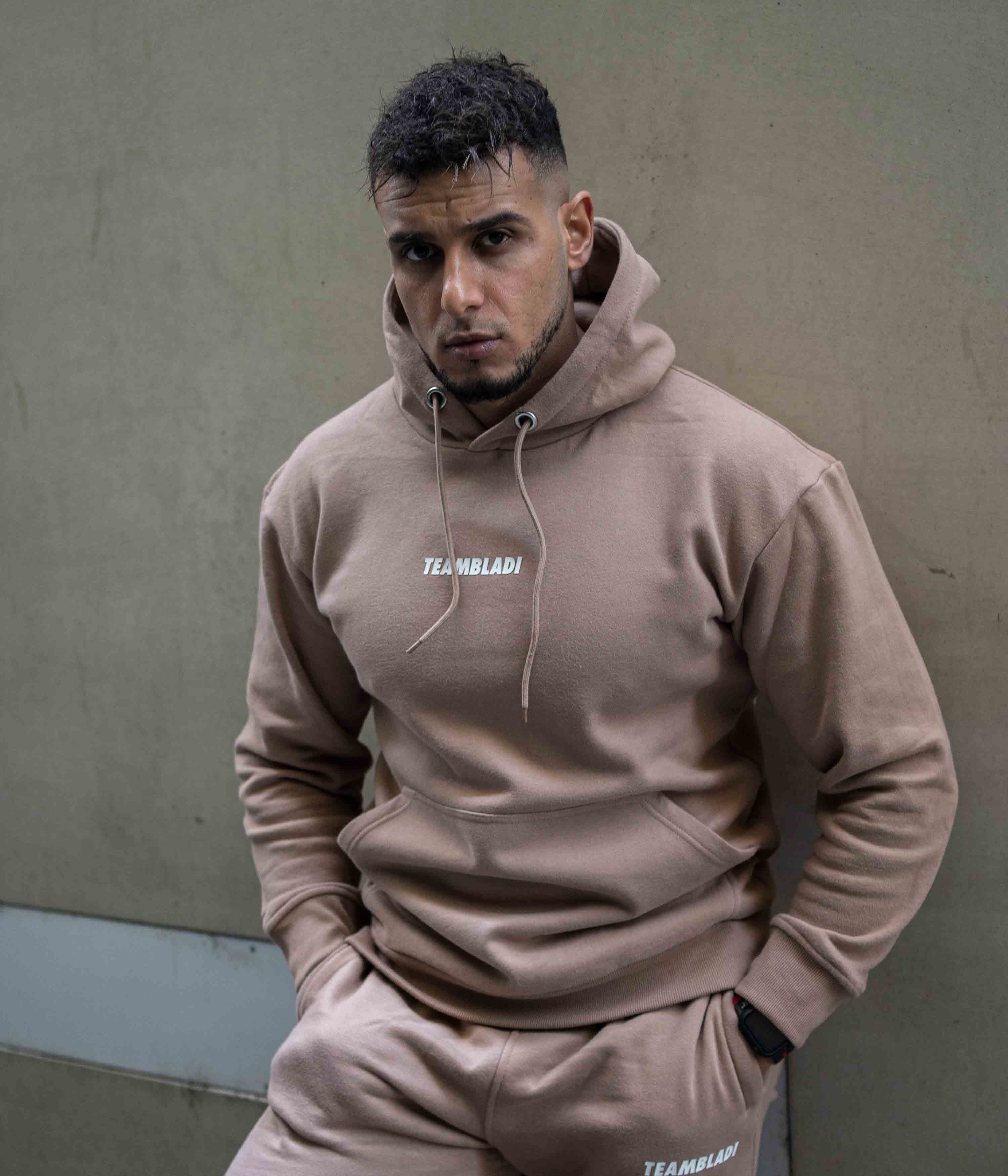 TEAMBLADI Essential Hoodie und Trainingsanzug, getragen